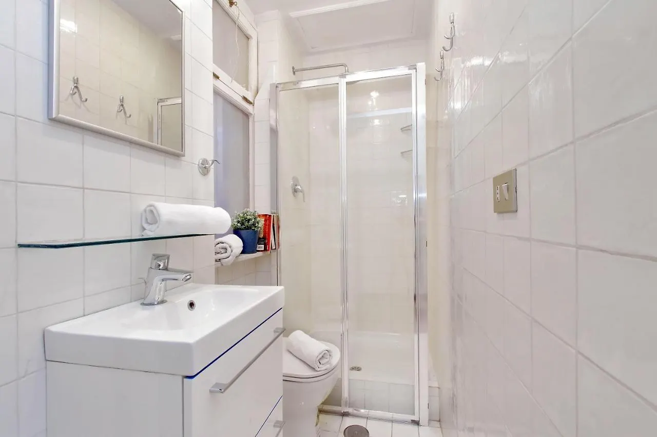 4Bnb - Tiberina Spacious Apartment 로마 0*,